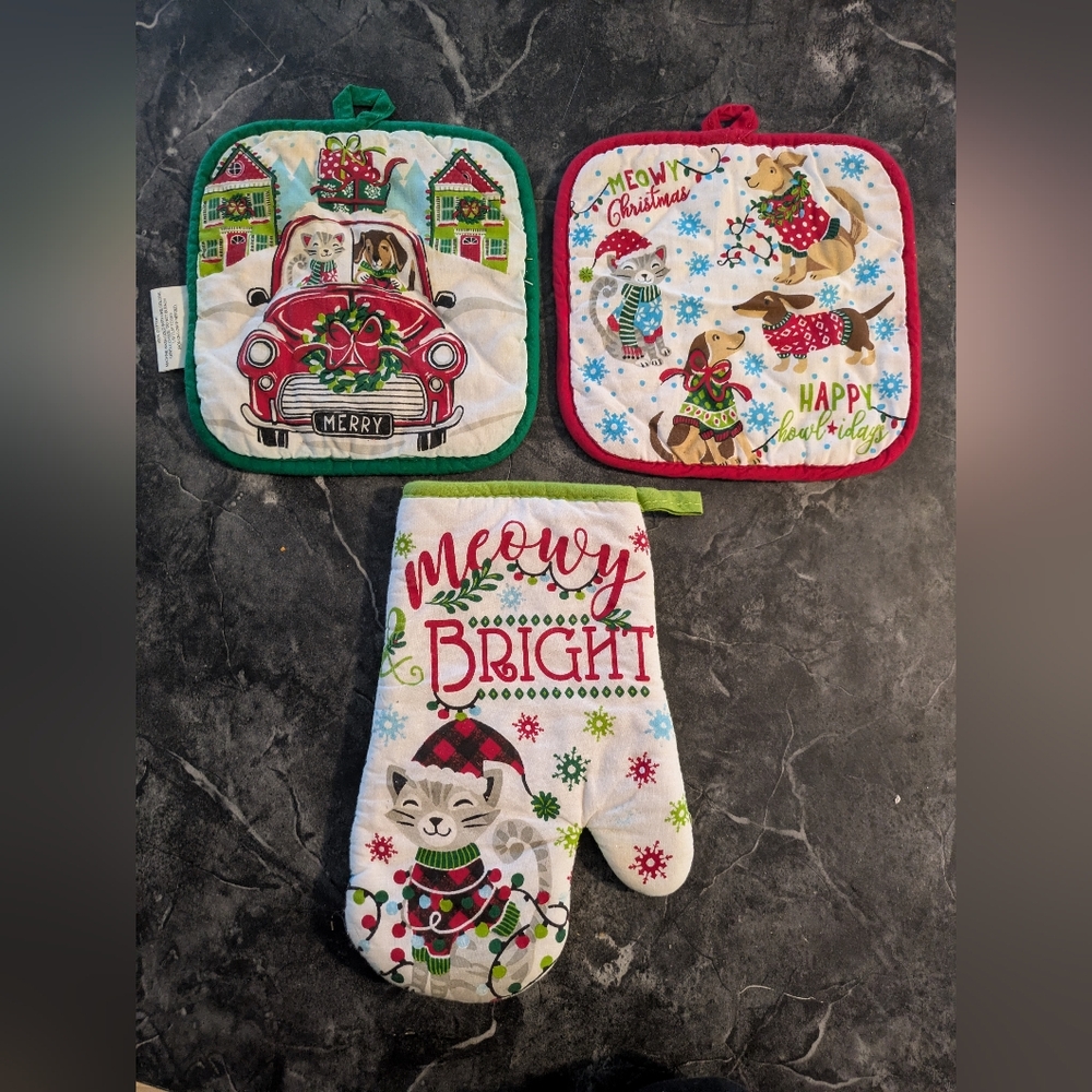 Christmas Cat And Dog Themed Pot Holders and Oven Mitt Set